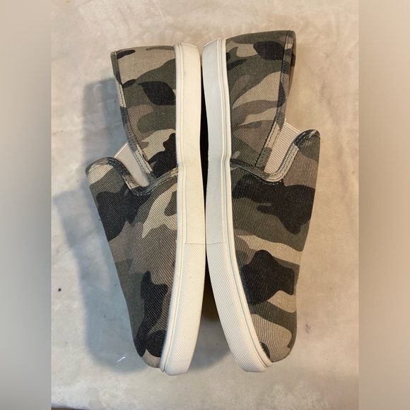 NWT Torrid Camo Slip On shoes women’s size 10 - Picture 3 of 6